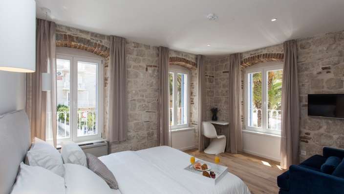 Ein Schlafzimmer mit einem Bett und einem Fernseher