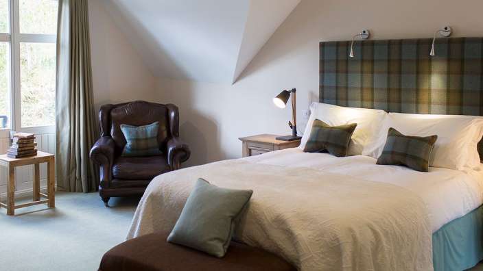 Ein Schlafzimmer mit einem Bett und einem Stuhl