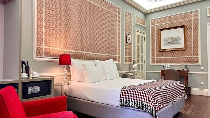 Ein Hotelzimmer mit einem Bett und einem Schreibtisch