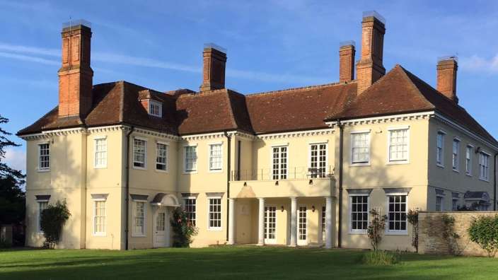 Ein großes Haus mit vielen Fenstern und Schornsteinen