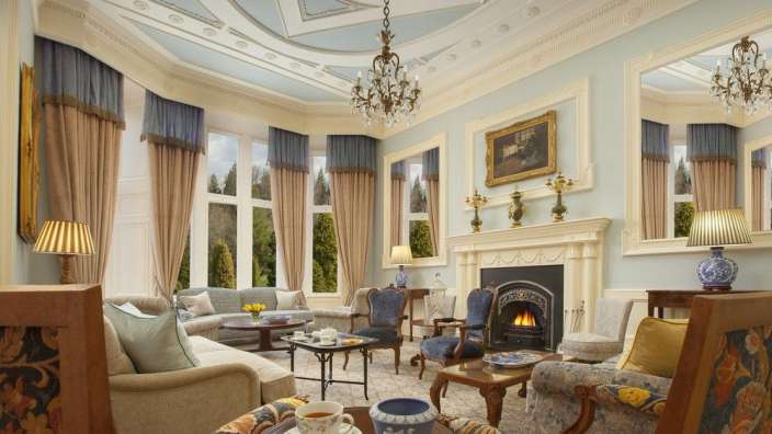 Ein Wohnzimmer mit vielen Möbeln und einem Kamin