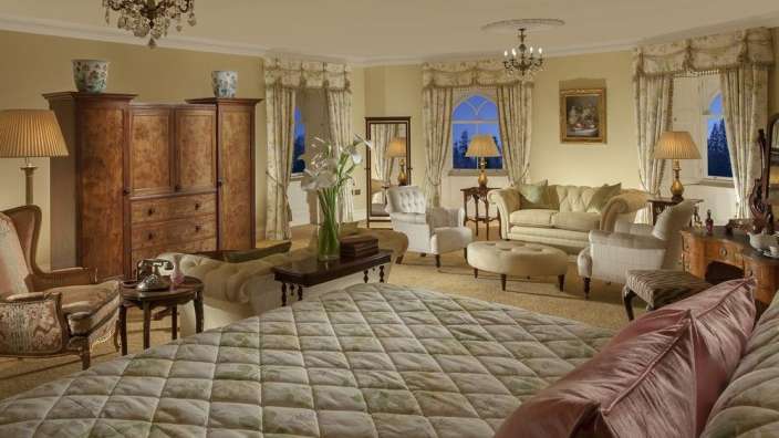 Ein Schlafzimmer mit einem großen Bett und vielen Möbeln