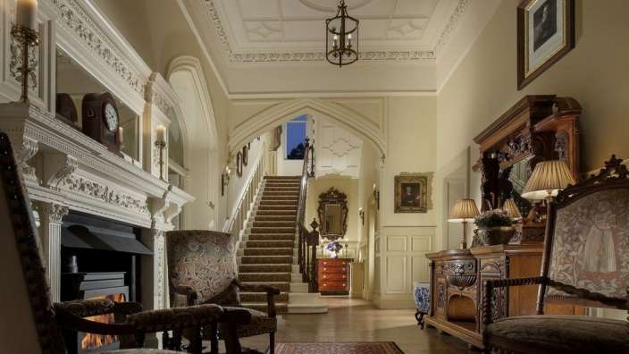 Ein Flur mit einer Treppe und einem Kamin