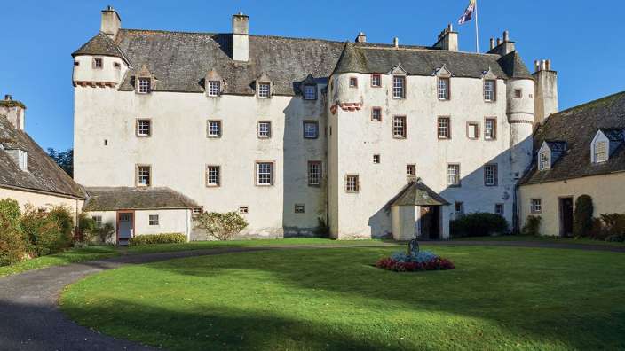 Ein großes weißes Schloss mit einer Flagge an der Spitze