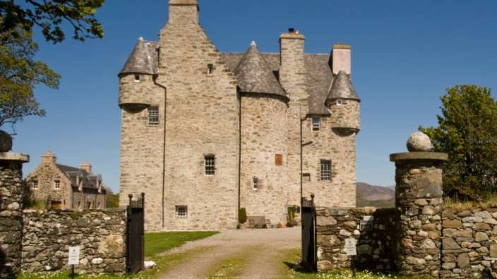 Ein großes altes Steingebäude mit einem Tor davor