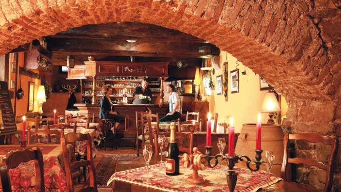 Eine Flasche Champagner sitzt auf einem Tisch in einem Restaurant