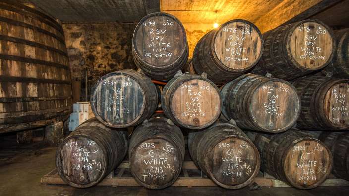 Sherry-Fässer in Jerez Eine Reihe von Holzfässern mit rsv dry white geschrieben