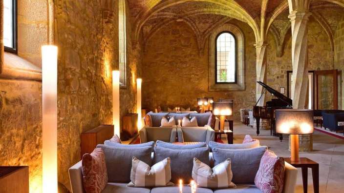 Ein Wohnzimmer mit vielen Möbeln und einem Klavier