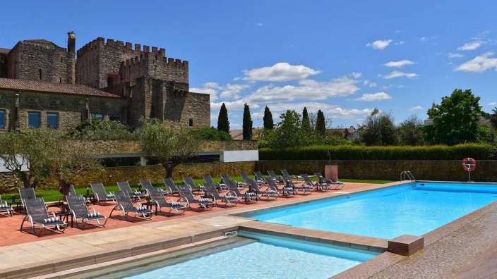 Ein großer Pool mit vielen Stühlen um ihn herum