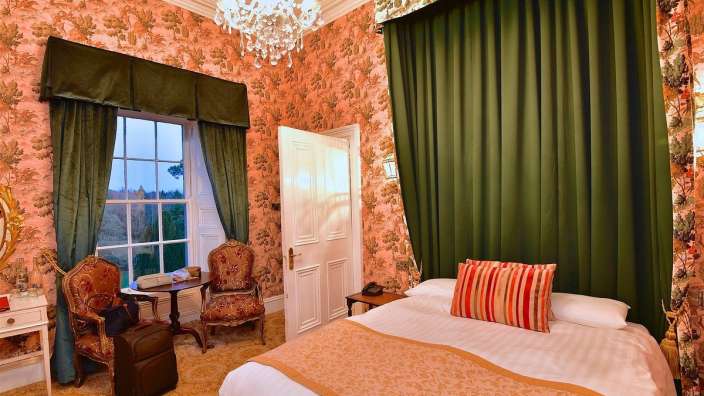 Ein Schlafzimmer mit einem Bett und einem Stuhl