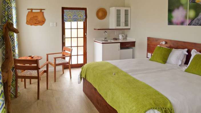 Ein Schlafzimmer mit einem Bett und zwei Stühlen