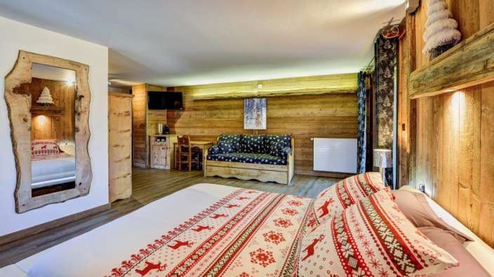 Ein Schlafzimmer mit einem Bett und einem Couchtisch