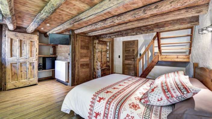 Ein Schlafzimmer mit einem Bett und einer Treppe