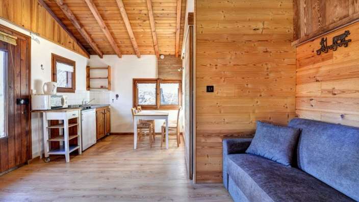 Ein Wohnzimmer mit einer Couch und einem Tisch