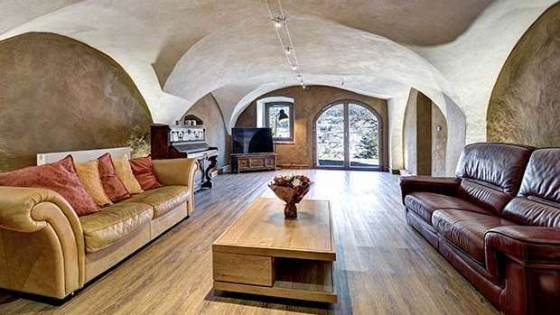 Ein Wohnzimmer mit Couch, Tisch und Fernseher .