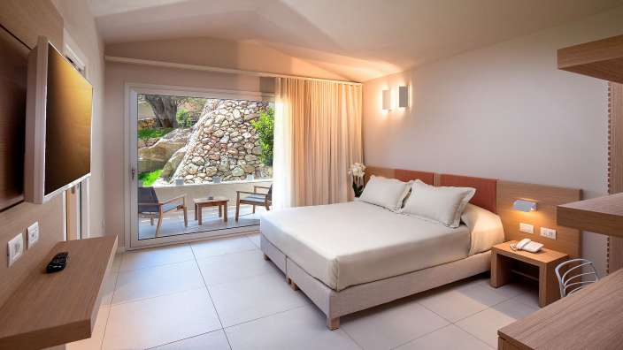 Ein Hotelzimmer mit einem Bett und einem Fernseher