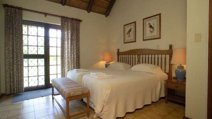 Ein Schlafzimmer mit zwei Betten und zwei Lampen