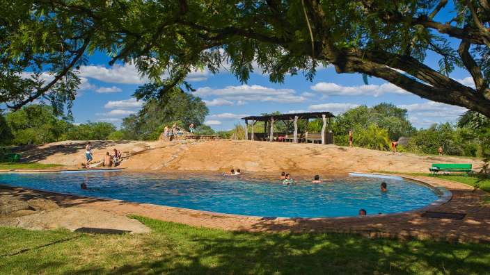 Eine Gruppe von Menschen schwimmt in einem großen Pool