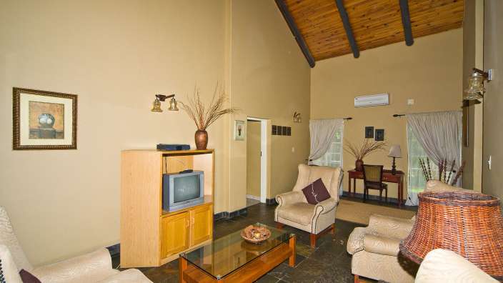 Ein Wohnzimmer mit vielen Möbeln und einem Fernseher