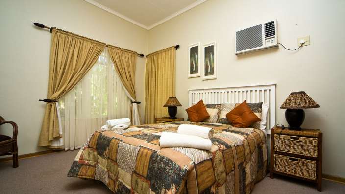 Ein Schlafzimmer mit einem Bett und zwei Lampen