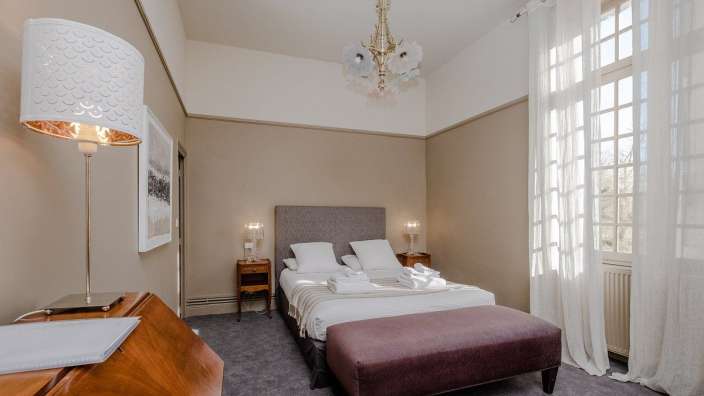 Ein Schlafzimmer mit einem Bett und einer Lampe