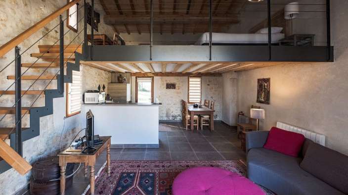 Ein Wohnzimmer mit einem Couchtisch und einem Fernseher