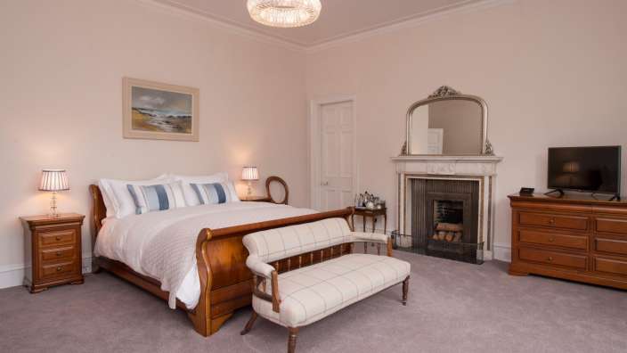 Ein Schlafzimmer mit einem Bett und einem Fernseher