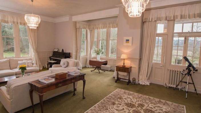 Ein Wohnzimmer mit einer Couch und einem Tisch