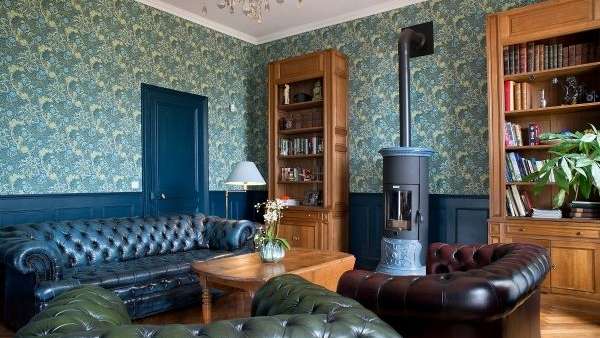 Ein Wohnzimmer mit einer Couch und zwei Stühlen