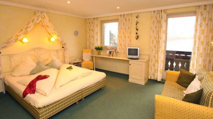 Ein Schlafzimmer mit einem Bett und einem Fernseher