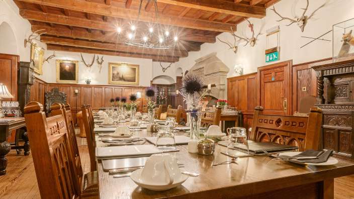 Ein riesiges Esszimmer mit einem Tisch und Stühlen