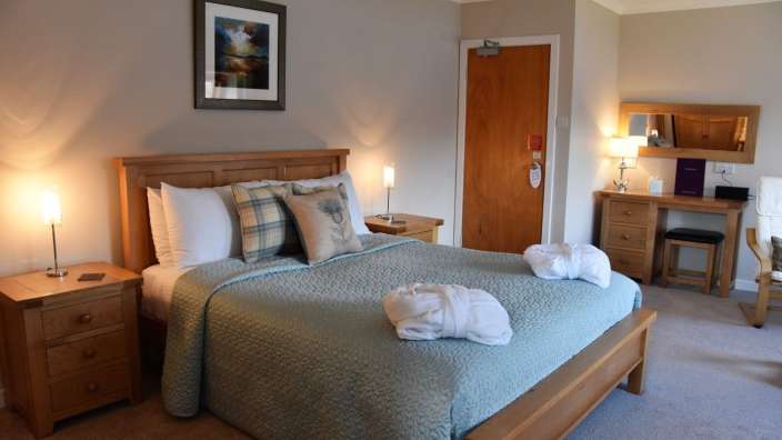 Ein Hotelzimmer mit einem Bett und zwei Nachttischen