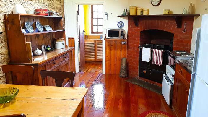 Eine Küche mit einem Tisch und Stühlen und einem Kühlschrank