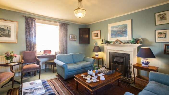 Ein Wohnzimmer mit blauen Wänden und einem Kamin