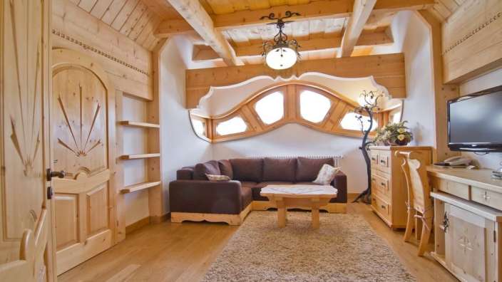 Ein Wohnzimmer mit einem Couchtisch und einem Fernseher