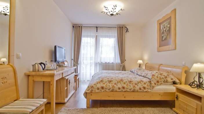 Ein Schlafzimmer mit einem Bett und einem Fernseher