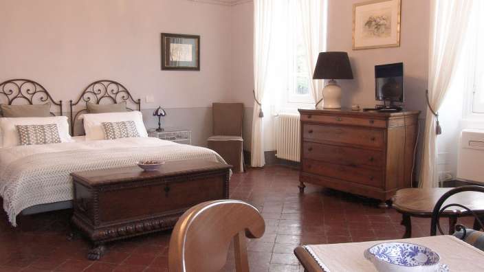 Ein Schlafzimmer mit einem Bett und einer Kommode