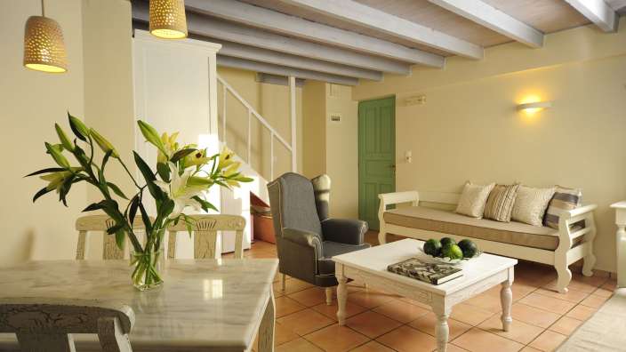 Ein Wohnzimmer mit weißen Möbeln und einem weißen Tisch