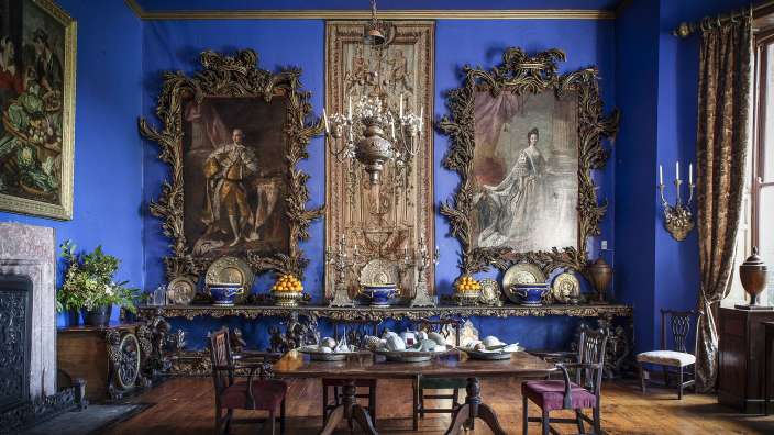 Ein blaues Esszimmer mit einem Tisch und Stühlen