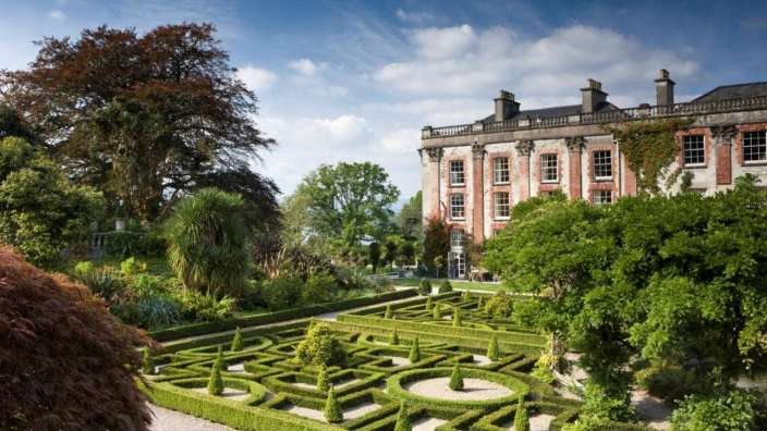 Ein labyrinthförmiger Garten vor einem großen Gebäude