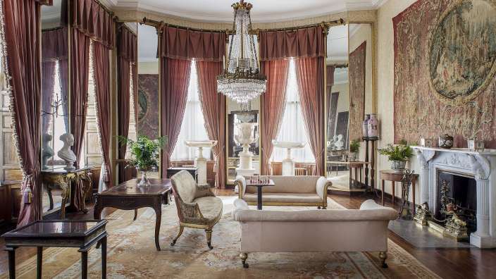 Ein Wohnzimmer mit einem Couchtisch und einem Kamin