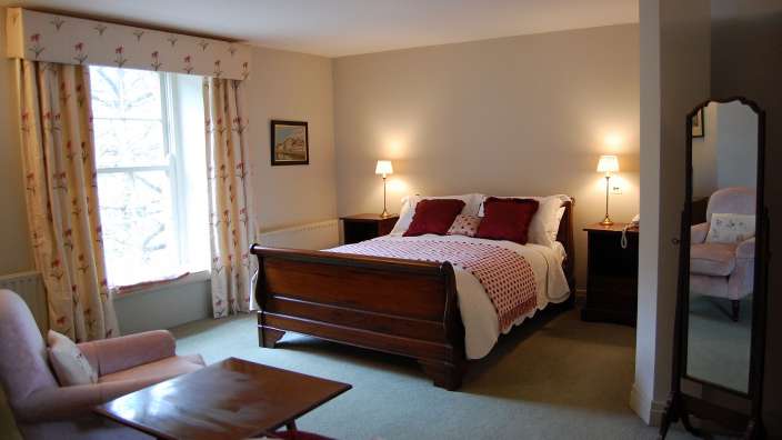 Ein Schlafzimmer mit einem Bett und einem Stuhl