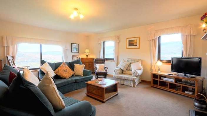 Ein Wohnzimmer mit vielen Möbeln und einem Fernseher