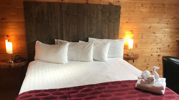 Ein Hotelzimmer mit einem Bett und zwei Nachttischen