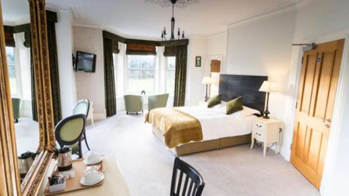 Ein Hotelzimmer mit einem großen Bett und einem Spiegel