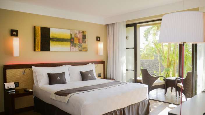 Ein Hotelzimmer mit einem Bett und einem Tisch