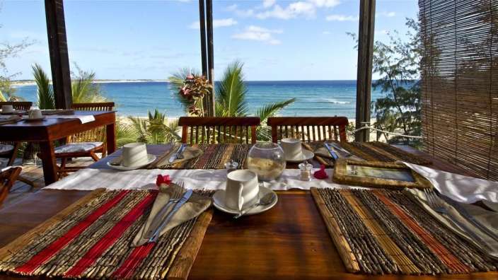 Ein Tisch in einem Restaurant mit Blick auf das Meer