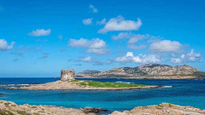 Ein Turm auf einer kleinen Insel im Ozean
