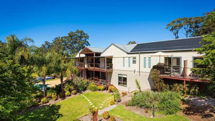 Ein großes Haus mit vielen Balkonen und Sonnenkollektoren