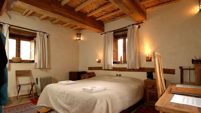Ein Schlafzimmer mit einem Bett und einem Schreibtisch